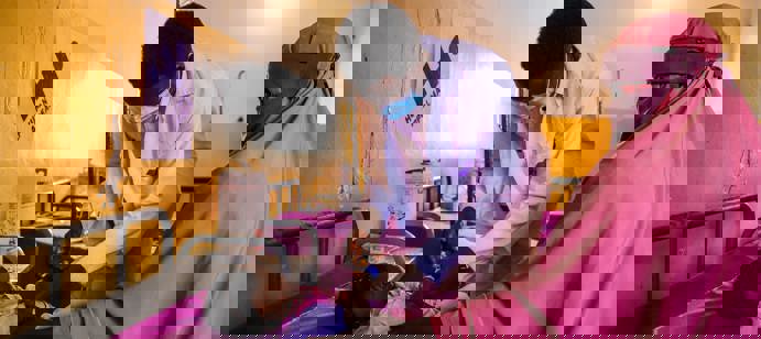 L’accès aux soins reste critique pour les familles soudanaises affectées par la crise. Human Appeal a mis en place six cliniques mobiles dans l’État de Khartoum, permettant déjà à plus de 20 000 personnes de recevoir une assistance médicale essentielle.