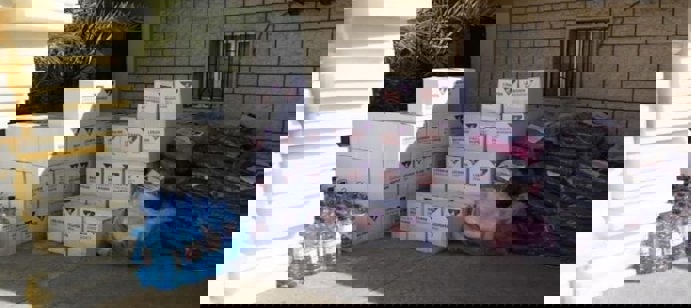 En plus des repas, nous avons fourni 106 colis alimentaires, 100 matelas, 150 couvertures, ainsi que 50 réservoirs d'eau. Nos efforts continuent pour atteindre encore plus de familles touchées et leur apporter une aide indispensable.