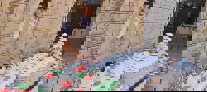 Notre intervention d'urgence se poursuit sans relâche. Début octobre, nous avons distribué 400 repas chauds à des familles en situation de détresse.