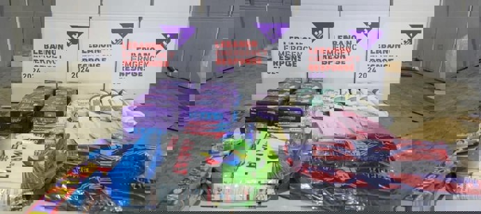 Nous avons également distribué 100 kits d'hygiène, vitaux en contexte de crise, car ils permettent de limiter la propagation des maladies, de préserver la dignité des personnes déplacées et de répondre à leurs besoins essentiels en matière de santé et d'hygiène.