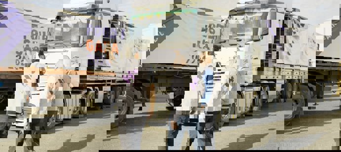 Les camions, chargés de colis alimentaires, prennent ensuite la route pour Gaza, une région frappée par une crise alimentaire sévère. Ces colis apportent non seulement des denrées mais aussi un message de soutien.