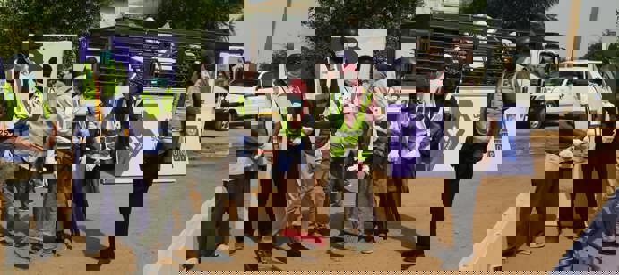 Des milliers de familles au Soudan ont perdu foyer, travail et ressources. En août 2025, Human Appeal et le PNUD ont lancé un projet créant 1 400 emplois temporaires pour réhabiliter et assainir des zones de Khartoum.