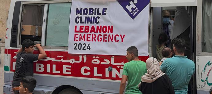Human Appeal a récemment inauguré une clinique mobile dans la région de Tarablus, au nord du Liban, permettant à plus de 1 000 personnes déplacées d’accéder gratuitement aux soins médicaux et aux médicaments essentiels. Par ailleurs, l'organisation soutient également 5 centres de santé locaux en leur fournissant les médicaments nécessaires pour répondre aux besoins urgents de la communauté.