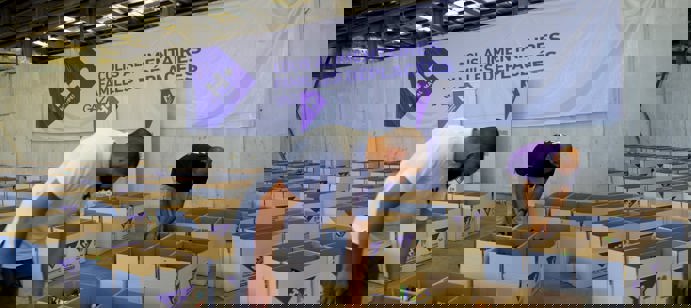 Nous organisons régulièrement des sessions de préparation de colis alimentaires dans notre entrepôt. Chaque colis contient des produits de base essentiels, tels que du riz, des légumineuses et de l'huile, pour garantir une alimentation équilibrée aux familles en difficulté.