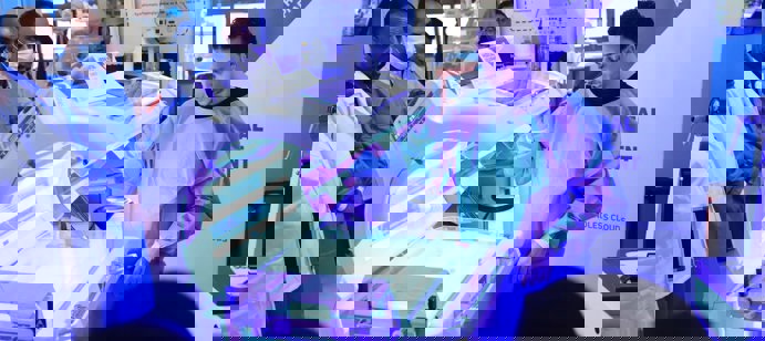 À Taiz, Human Appeal a équipé l’hôpital Yémeno-Suédois avec des appareils néonatals essentiels, notamment une radiographie portable, un dispositif de photothérapie et un CPAP. Vingt-deux professionnels de santé ont été formés à leur utilisation et à leur entretien. Cette action contribue à sécuriser les accouchements et à améliorer les soins apportés aux mères et à leurs nouveau-nés dans un pays durement frappé par la crise.