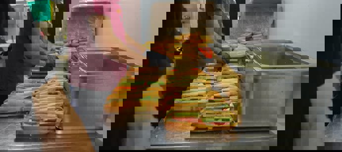 Le 13 octobre, 259 repas froids sous forme de sandwiches ont été distribués à l'école Ain El Hilwe, à Saida, apportant une aide directe à 50 familles déplacées.