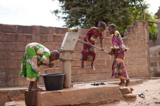 Construire des puits en Afrique 