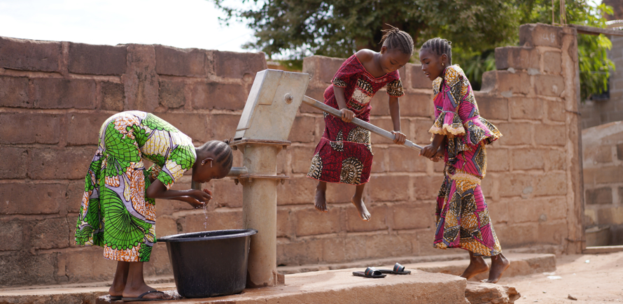 Fonds puits pompe manuelle Afrique