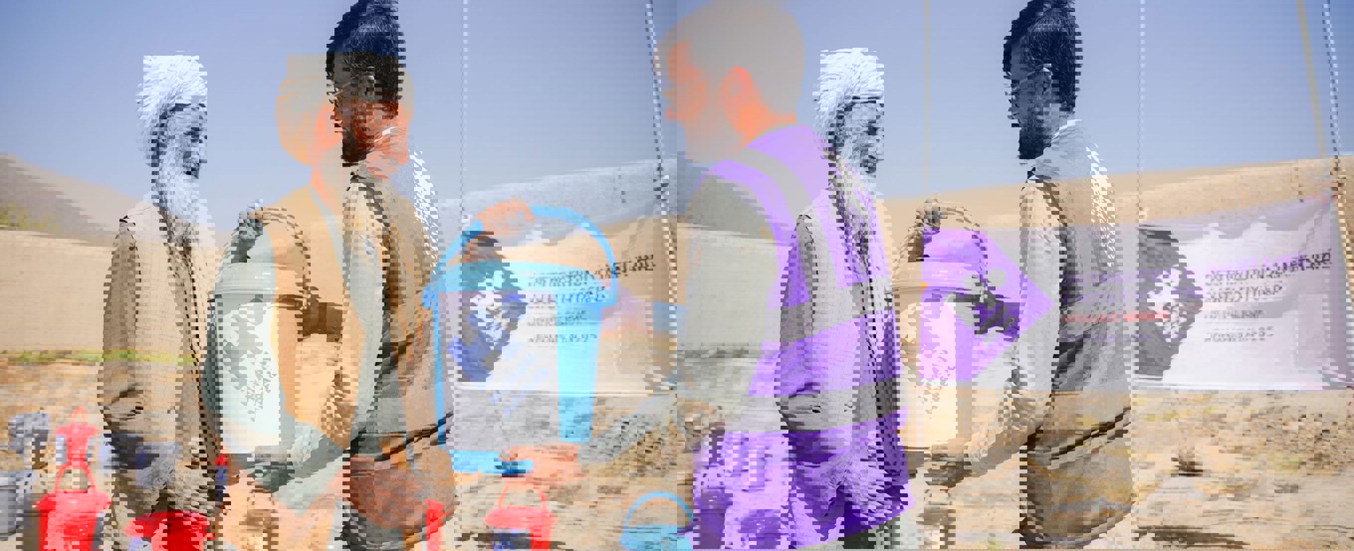 Personnel de Human Appeal offrant un kit alimentaire et d'hygiène en Afghanistan