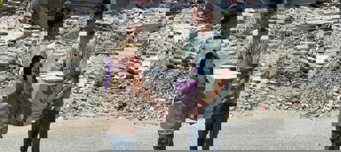 Lors des distributions locales, nos équipes remettent directement les colis aux familles les plus touchées, un geste essentiel pour combattre la faim et offrir une aide immédiate.