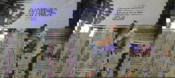 Une fois assemblés, les colis sont soigneusement chargés dans les camions. Des centaines d'unités sont ainsi transportées en continu, assurant une distribution massive et régulière vers Gaza.